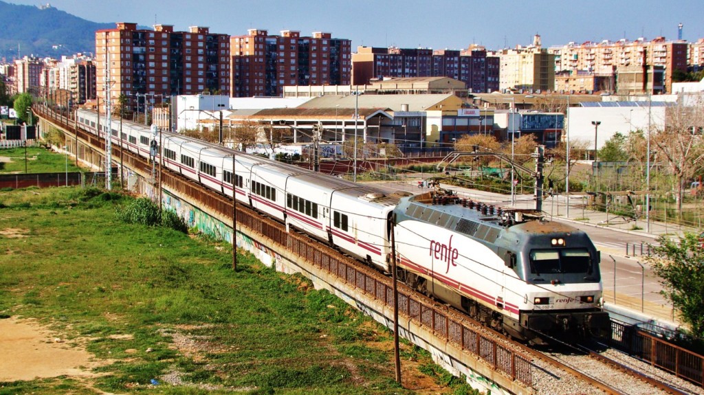 L'Euromed directe entre Barcelona-Sants i València-Joaquín Sorolla passa pel viaducte de l'antiga línia de l'aeroport. Bellvitge. 13/04/2014. Autor: Adrià Pàmies.