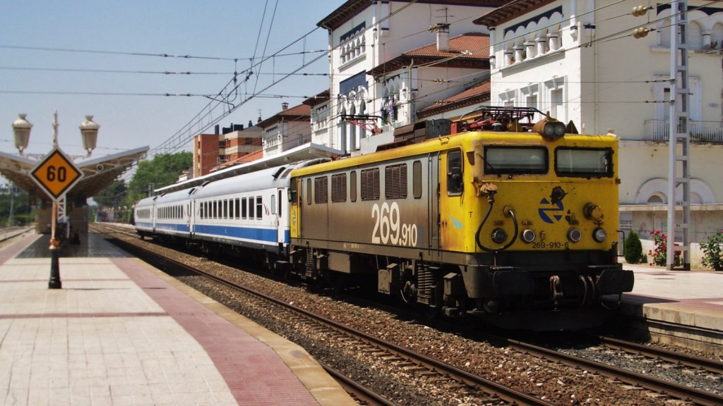 Foto 2. una locomotora de la sèrie 269 remolca una composició de 9.000's fent un servei Diurno. Ubicació: Vitòria (Gasteiz) Autor: A. Pàmies, 07/2005