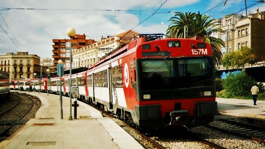 Foto 4. Una doble composició de 440R a l'estació de Tortosa. Autor: Adrià Pàmies, 04/2005.