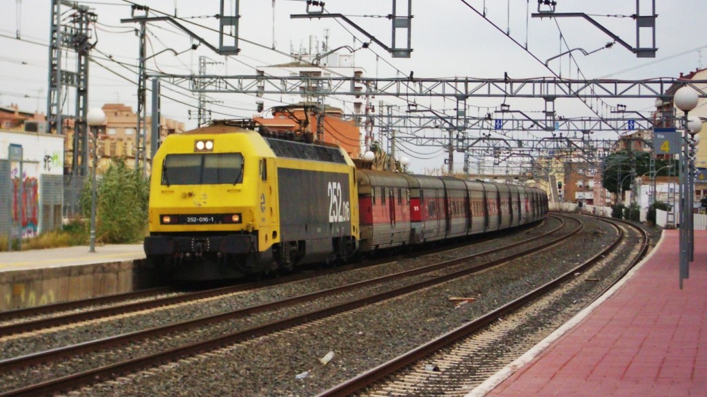 Foto 4. Una locomotora de la sèrie 252 remolcant una coposició de 3 rames de Talgo III normal. Torredembarra. Autor: Adrià Pàmies, 12/2005.