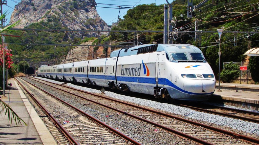 Tren de la sèrie 101 fent un servei Euromed d'Alacant a Barcelona. Estació de Garraf. Autor: Adrià Pàmies, 06/2009.