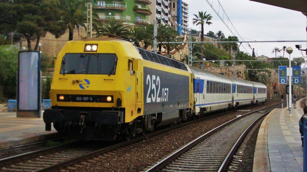 Una 252 remolca, a Tarragona, un servei Arco de Barcelona -a Alacant. Autor: Adrià Pàmies, 04/2007.