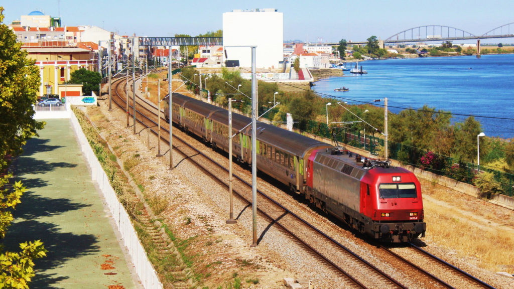 Foto 1. La 5620 remolca un Intercidades de Porto a Lisboa format per quatre cotxes tipus Corail. Vila Franca de Xira. Autor: Adrià Pàmies 09/2015.