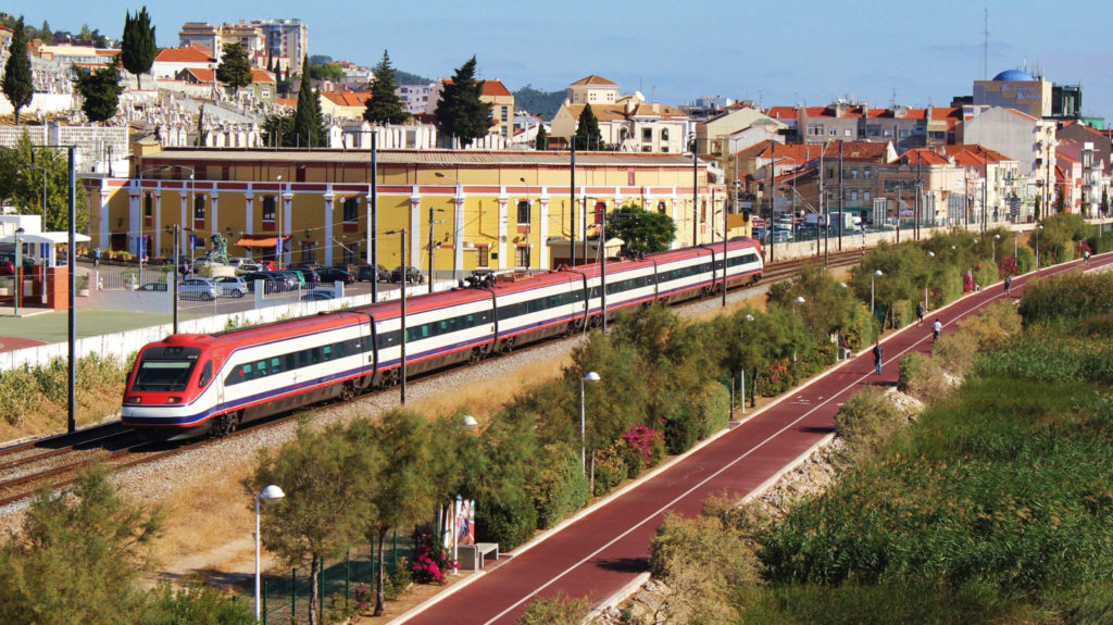 Foto . El Pendolino 4005 passa per Vila Franca de Xira fent un servei Alfa Pendular sentit sud. Autor: Adrià Pàmies 09/2015.