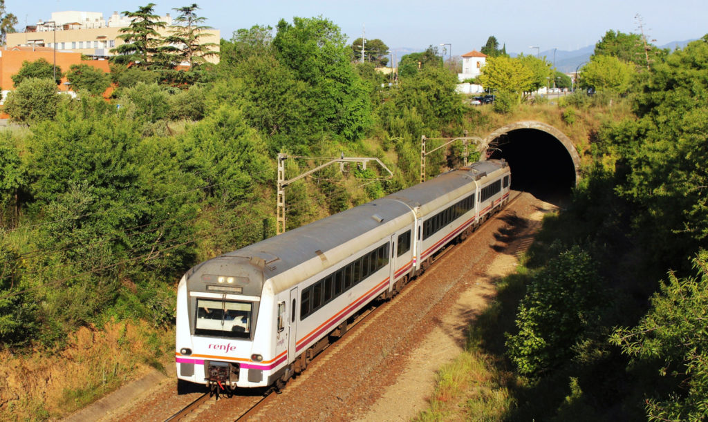 Foto 5. Un regional de Tarragona a Picamoixons surt del túnel de la Raqueta. Autor: Adrià Pàmies 05/2016.