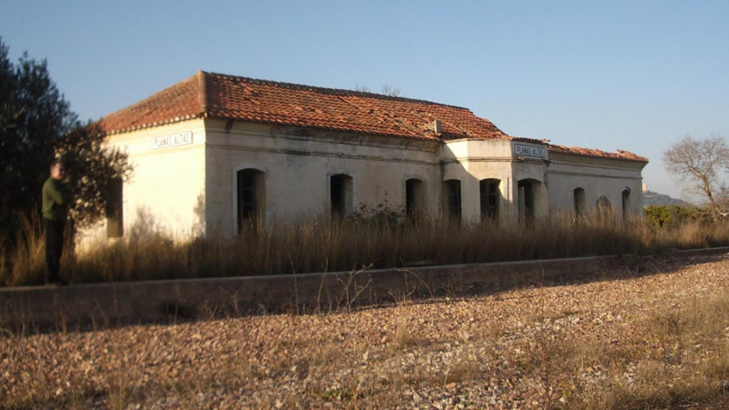 Foto 5. Aspecte que presentava l'edifici de la dependència de Planes Altes fa 10 anys. Autor: Adrià Pàmies. 03/2006.