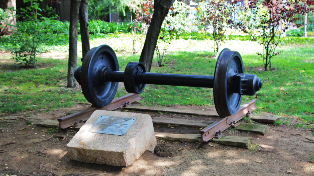 Foto 1. Monument ubicat al parc de Sant Jordi que indica que allí s'hi havia erigit l'antiga estació de la Companyia del Nord. Autor: Adrià Pàmies, 08/2016.